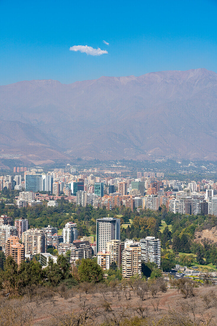 Die Stadtteile Vitacura und El Golf vom Hügel San Cristobal (Metropolitan Park) aus gesehen, mit den Anden im Hintergrund, Metropolregion Santiago, Chile, Südamerika