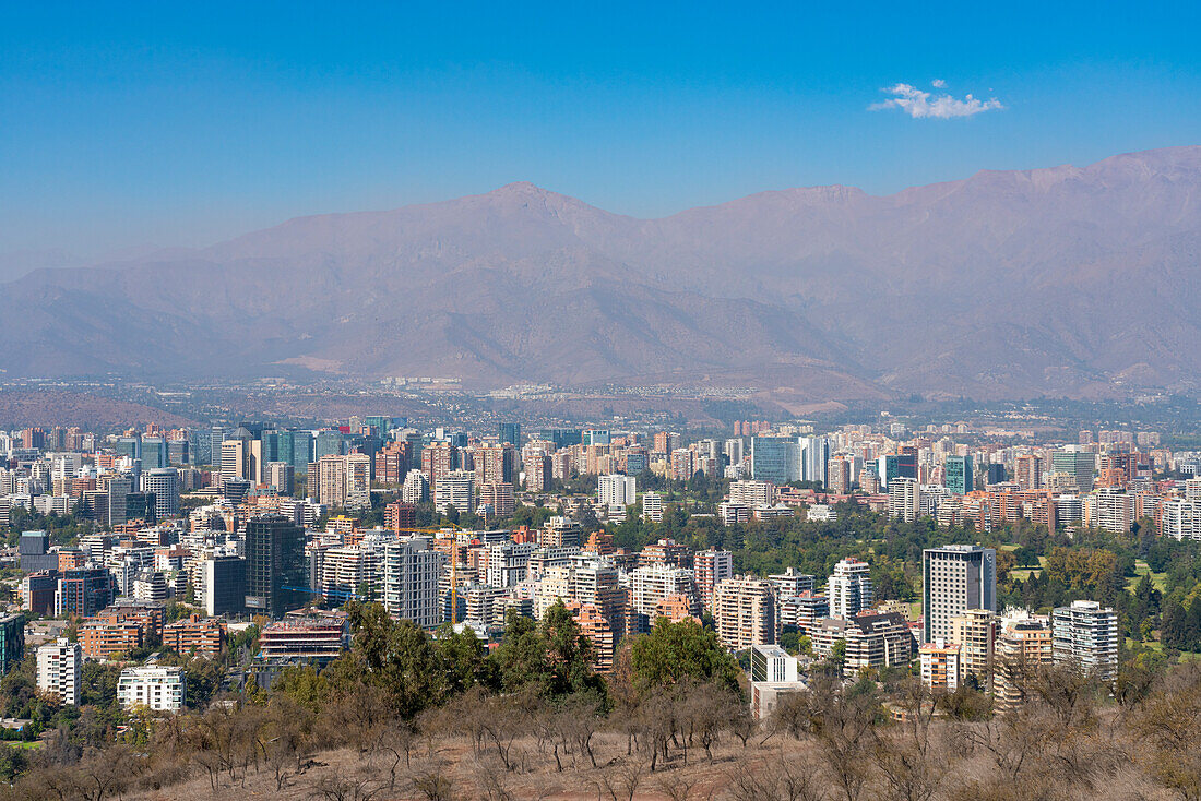 Die Stadtteile Vitacura und El Golf vom San Cristobal-Hügel (Metropolitan Park) aus gesehen, mit den Anden im Hintergrund, Metropolregion Santiago, Chile, Südamerika