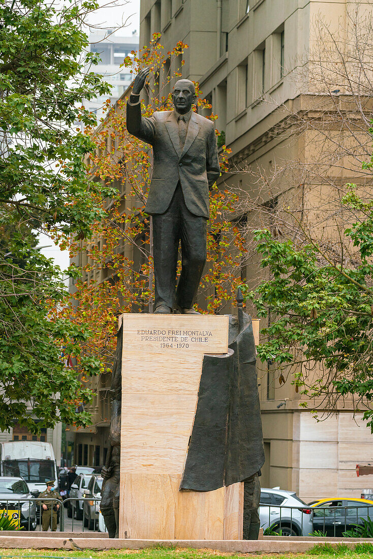 Statue des chilenischen Präsidenten Eduardo Frei Montalva auf der Plaza de la Constitucion vor dem Palast La Moneda, Santiago, Metropolregion Santiago, Chile, Südamerika