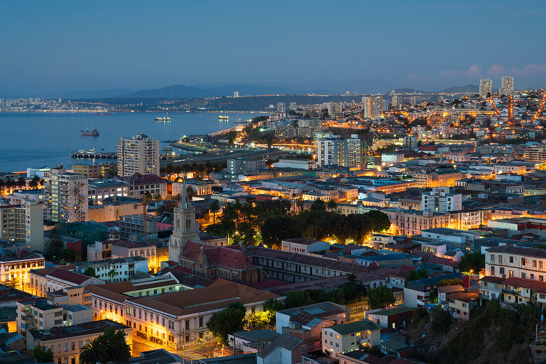 Kirche De Los Sagrados Corazones in der Abenddämmerung, Valparaiso, Provinz Valparaiso, Region Valparaiso, Chile, Südamerika