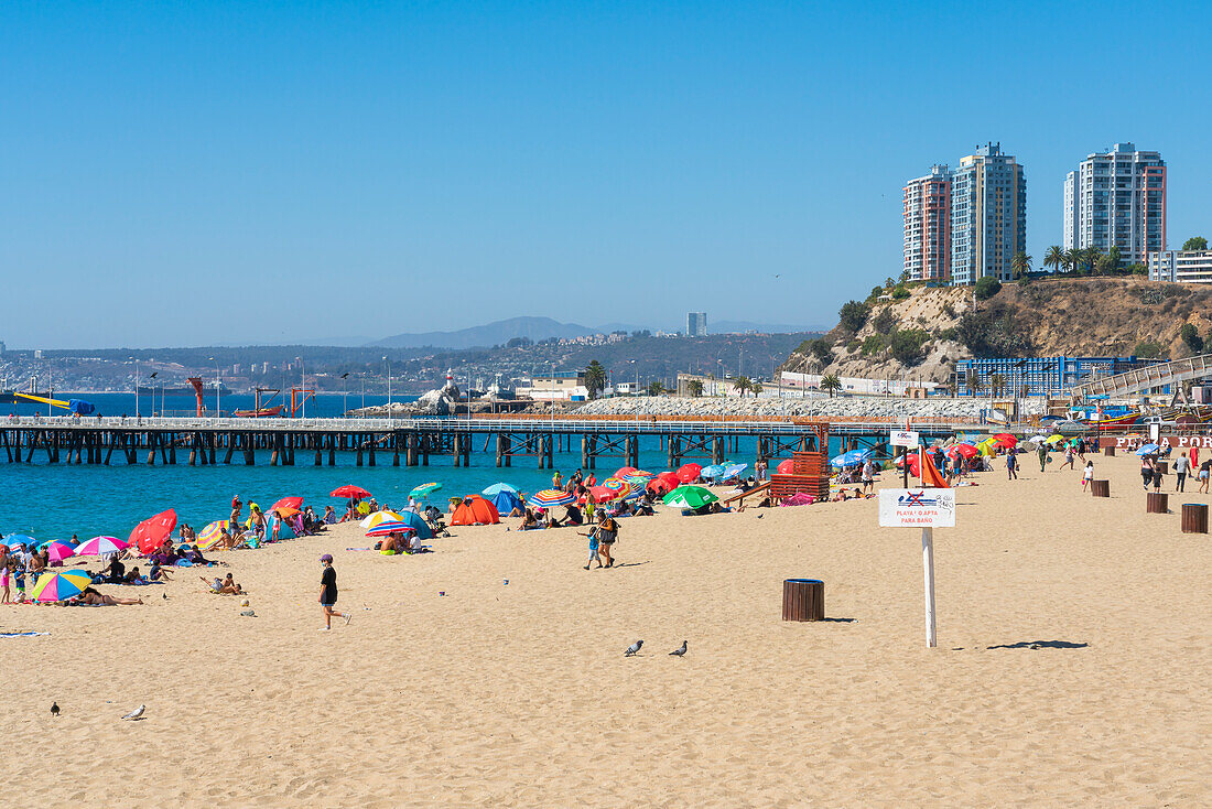 Menschen beim Sonnenbaden am Strand Caleta Portales, Valparaiso, Provinz Valparaiso, Region Valparaiso, Chile, Südamerika