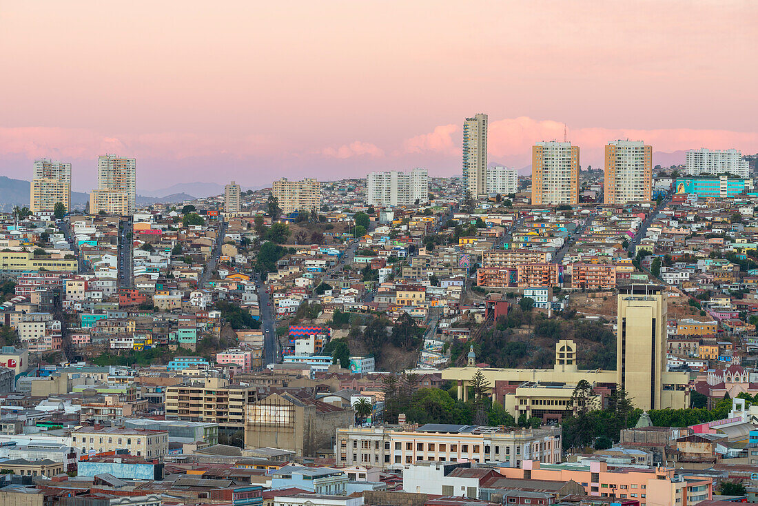 Gebäude gegen den Himmel in Cerro Polanco bei Sonnenuntergang, Valparaiso, Provinz Valparaiso, Region Valparaiso, Chile, Südamerika