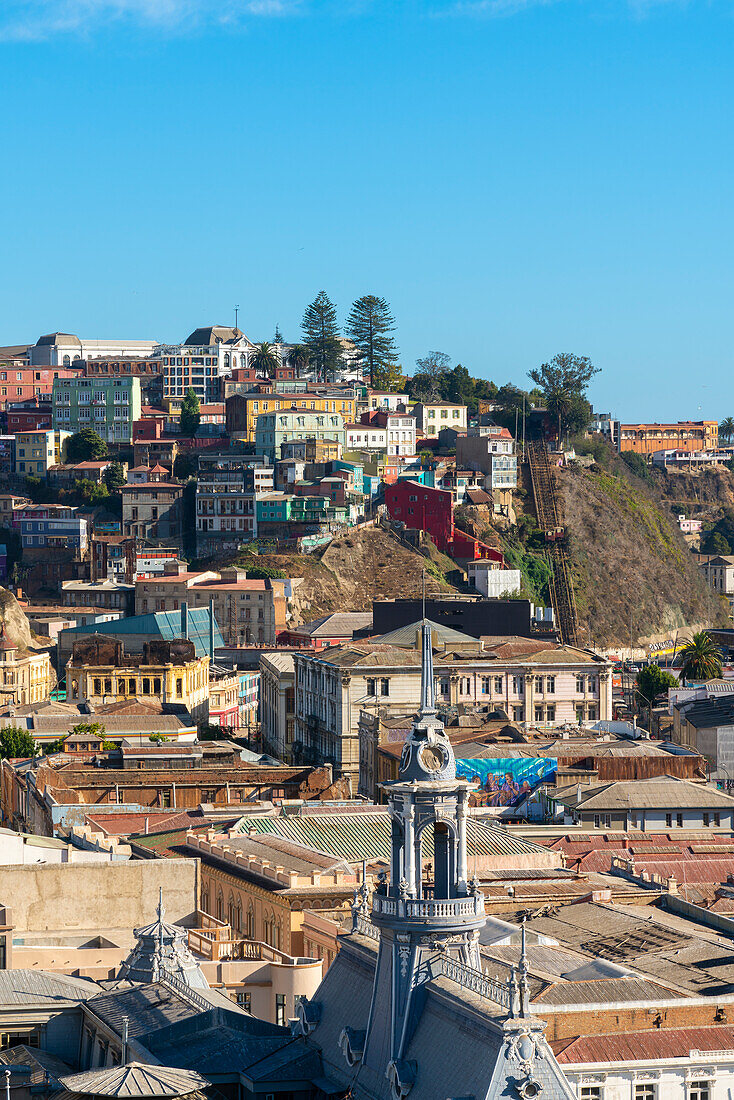 Blick auf Valparaiso und den Turm des Armada-Gebäudes vom Paseo Yugoslavo, Valparaiso, Provinz Valparaiso, Region Valparaiso, Chile, Südamerika