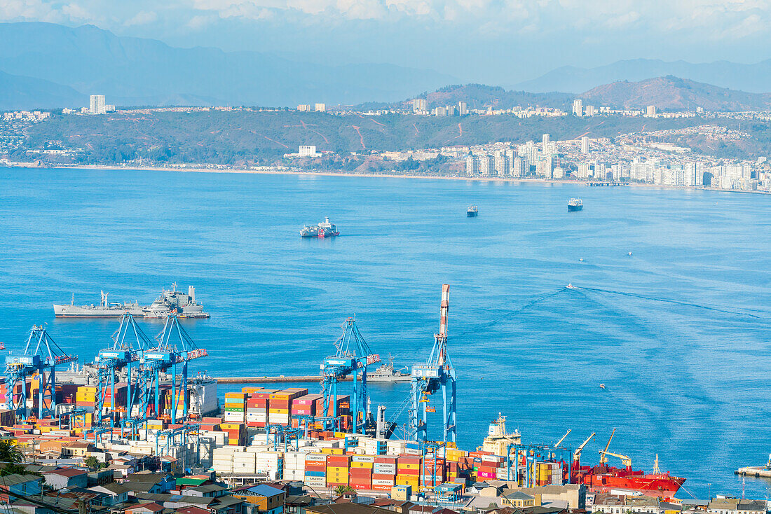 Blick von oben auf Kräne und gestapelte Frachtcontainer im Hafen von Valparaiso, Valparaiso, Provinz Valparaiso, Region Valparaiso, Chile, Südamerika