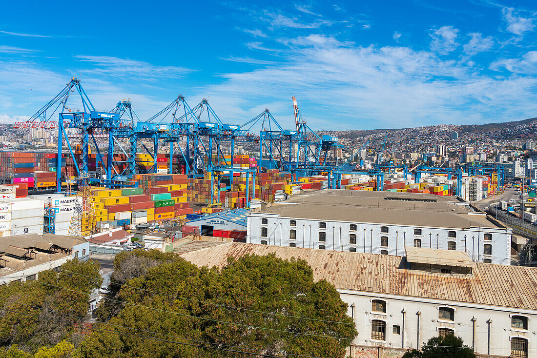 Kräne und gestapelte Frachtcontainer im Hafen von Valparaiso, Valparaiso, Provinz Valparaiso, Region Valparaiso, Chile, Südamerika