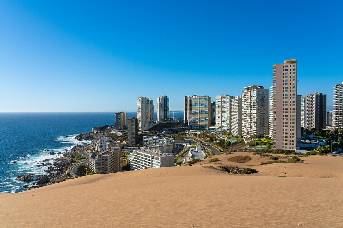 Sanddünen und Wohnhochhäuser, Concon, Provinz Valparaiso, Region Valparaiso, Chile, Südamerika