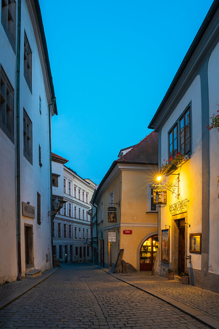 Leere Straße im historischen Zentrum in der Dämmerung, UNESCO-Welterbe, Cesky Krumlov, Südböhmische Region, Tschechische Republik (Tschechien), Europa