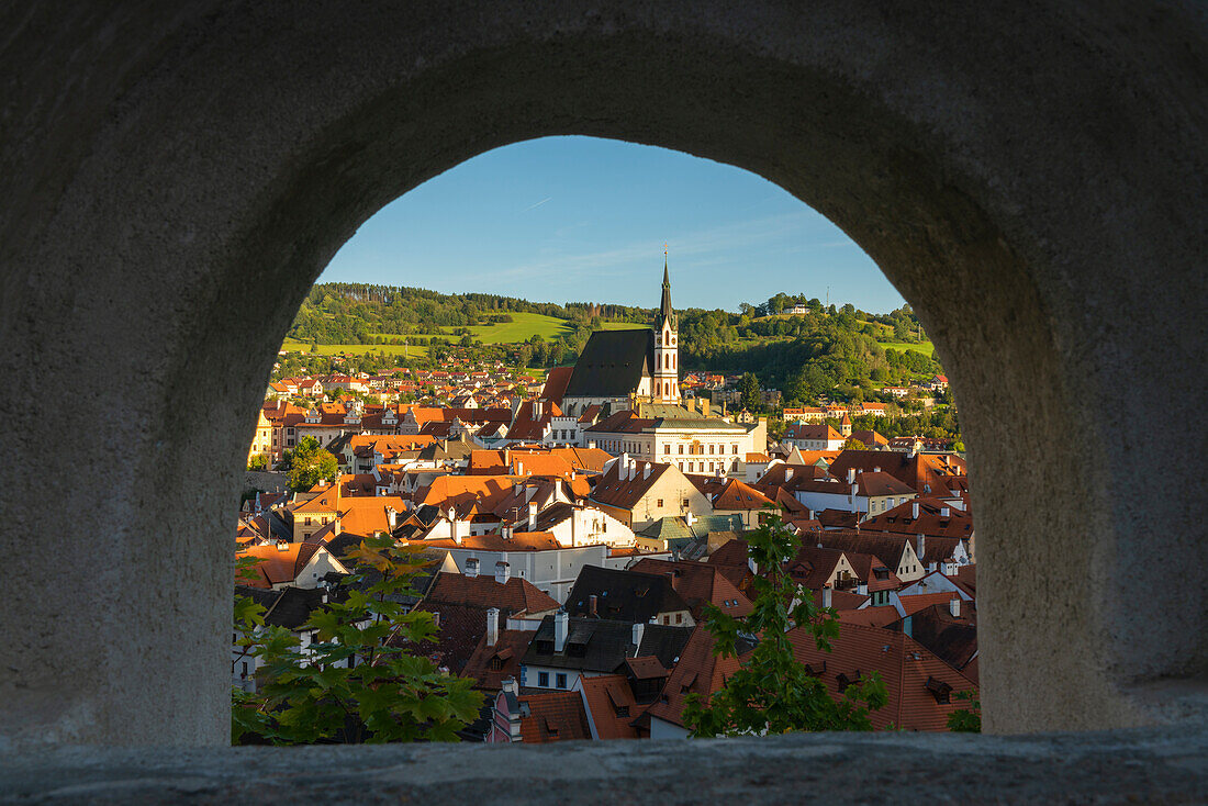 Historic town of Cesky Krumlov and Cesky Krumlov Caste Tower framed by opening, UNESCO World Heritage Site, Cesky Krumlov, South Bohemian Region, Czech Republic (Czechia), Europe