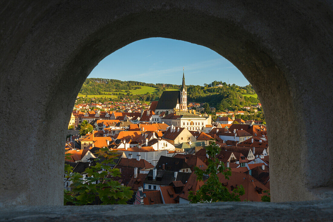 Historische Stadt Cesky Krumlov und Kastenturm von Cesky Krumlov umrahmt von einer Öffnung, UNESCO-Welterbe, Cesky Krumlov, Südböhmische Region, Tschechische Republik (Tschechien), Europa