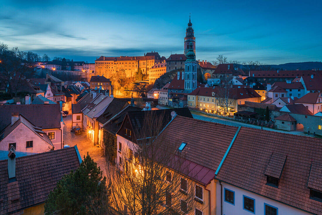 Historisches Zentrum von Cesky Krumlov vom Seminargarten aus gesehen in der Dämmerung, Cesky Krumlov, Südböhmische Region, Tschechische Republik (Tschechien), Europa