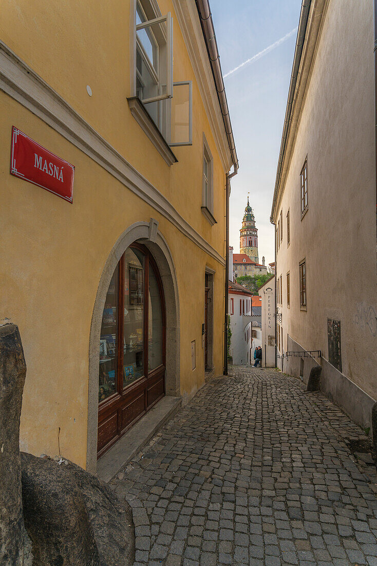 Turm der Staatsburg und des Schlosses Cesky Krumlov von der engen Masna-Straße aus gesehen, UNESCO-Weltkulturerbe, Cesky Krumlov, Südböhmische Region, Tschechische Republik (Tschechien), Europa