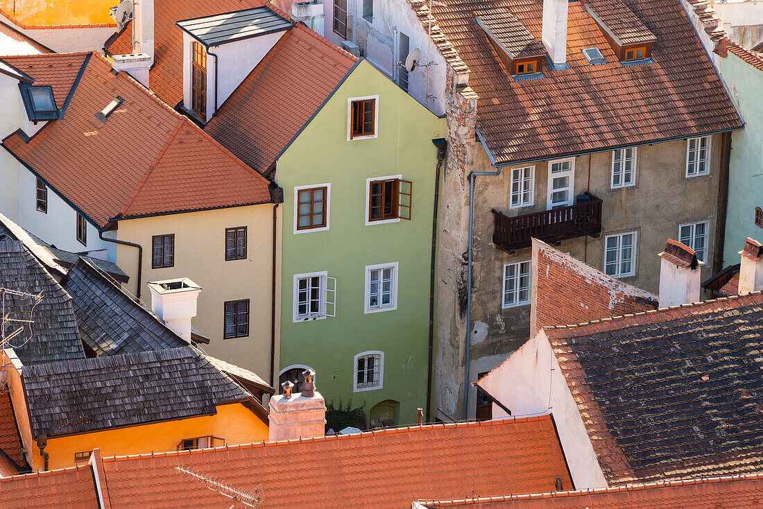 Blick von oben auf Häuser im historischen Zentrum von Cesky Krumlov, UNESCO-Welterbe, Cesky Krumlov, Tschechische Republik (Tschechien), Europa