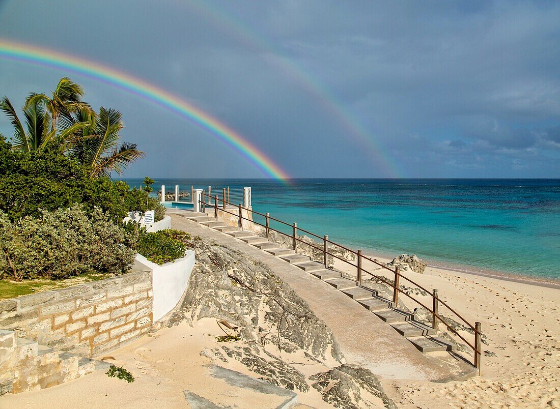 Doppelter Regenbogen über Pink Beach West, Smiths, Bermuda, Atlantik