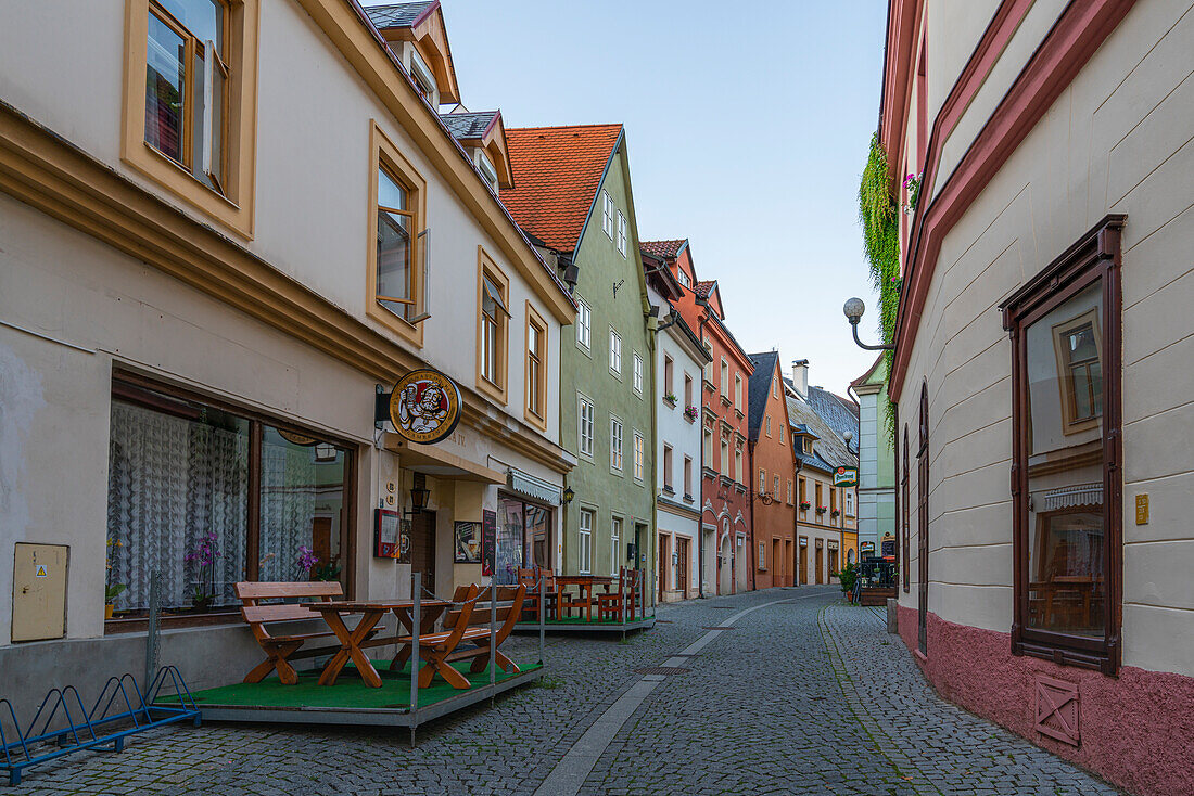 Schmale leere Straße mit bunten Häusern im Stadtzentrum, Loket, Tschechische Republik (Tschechien), Europa