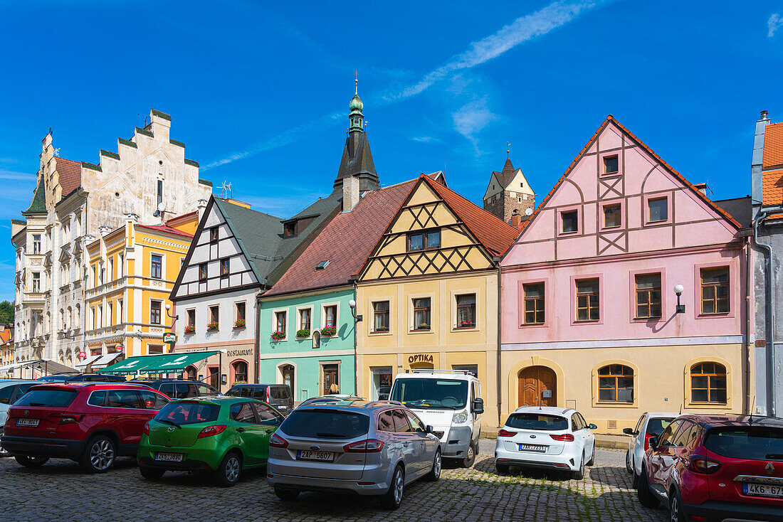 Häuser am Marktplatz in Loket, Bezirk Sokolov, Region Karlovy Vary, Böhmen, Tschechische Republik (Tschechien), Europa