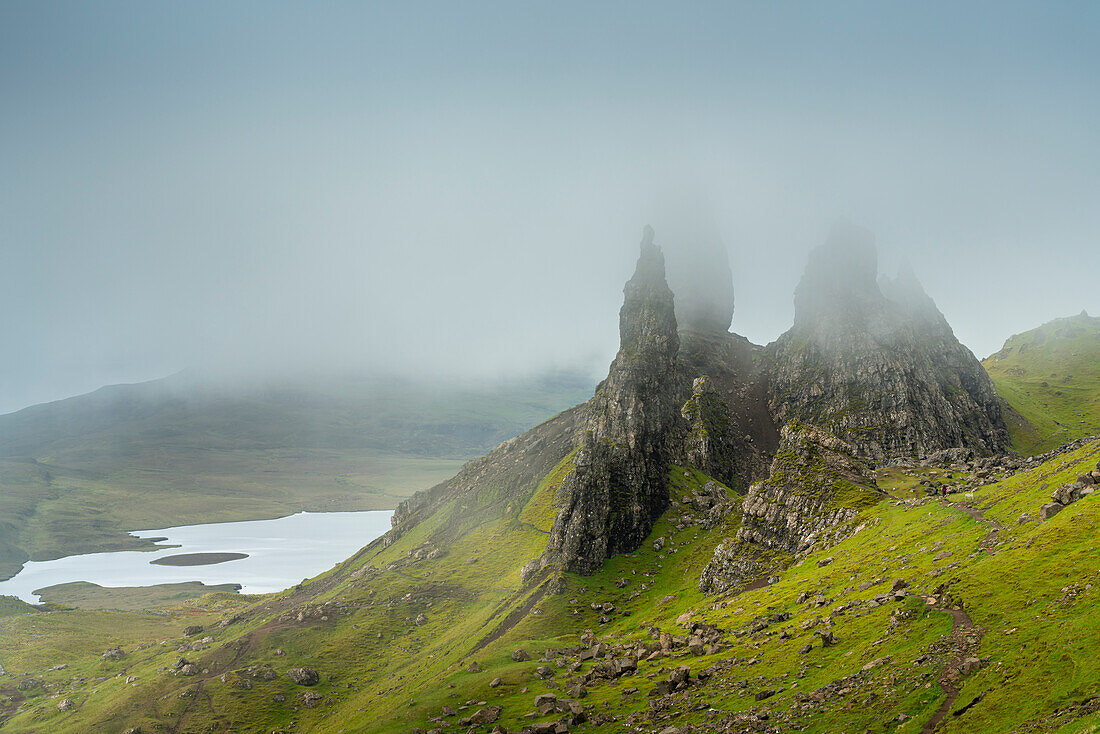 Old Man of Storr Felsformation mit Loch Leathan, Isle of Skye, Innere Hebriden, Schottische Highlands, Schottland, Vereinigtes Königreich, Europa