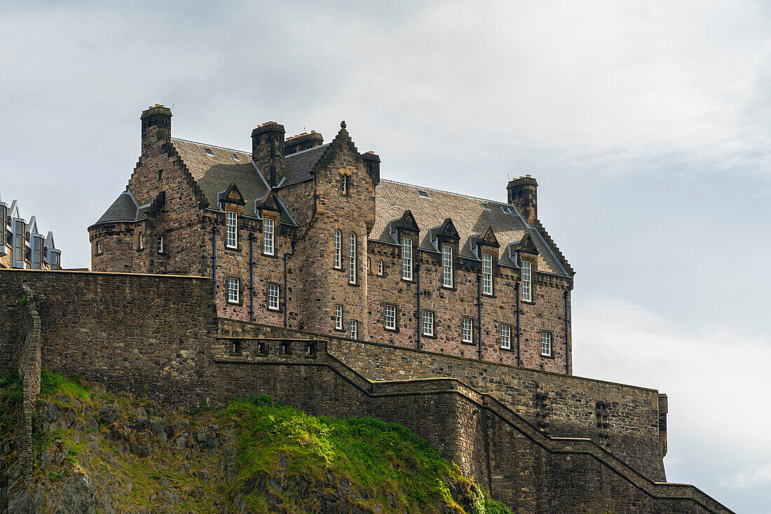 Tiefblick auf das Edinburgh Castle Hospital, Edinburgh, Schottland, Vereinigtes Königreich, Europa