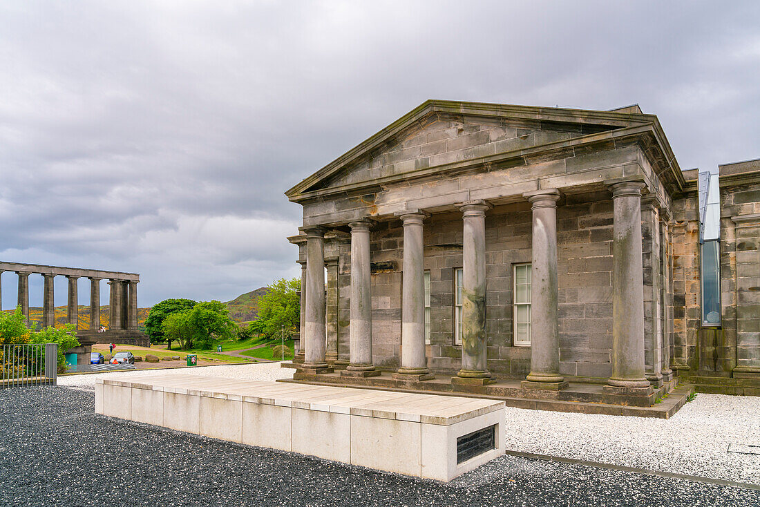 Collective City Observatory mit National Monument of Scotland im Hintergrund, Calton Hill, UNESCO-Weltkulturerbe, Edinburgh, Schottland, Vereinigtes Königreich, Europa