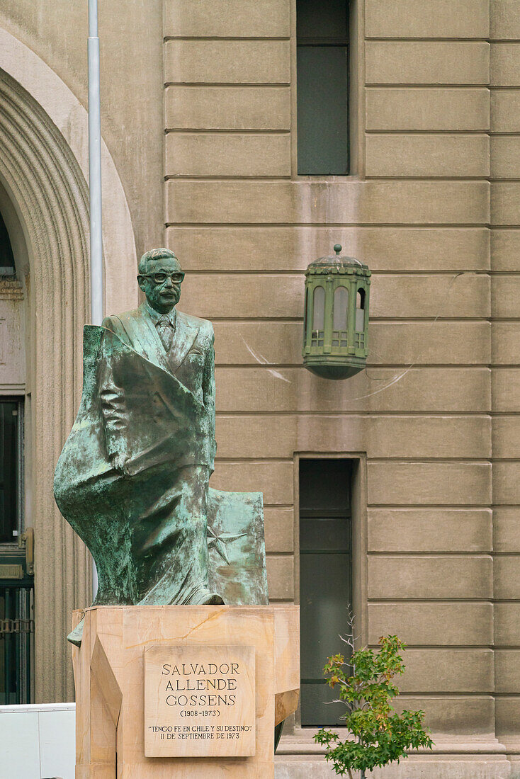 Statue des chilenischen Präsidenten Salvador Allende Gossens auf der Plaza de la Constitucion vor dem Palast La Moneda, Santiago, Metropolregion Santiago, Chile, Südamerika