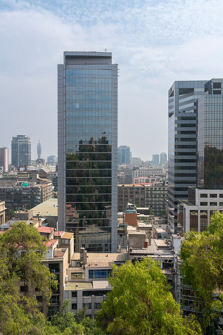 Hochhäuser des Stadtzentrums von Santiago von der Spitze des Santa Lucia Hügels aus gesehen, Metropolregion Santiago, Chile, Südamerika