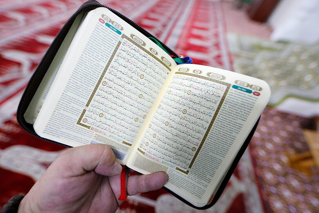 Mann liest den Koran in einer Moschee, Nahaufnahme des Heiligen Buches, Ho-Chi-Minh-Stadt, Vietnam, Indochina, Südostasien, Asien