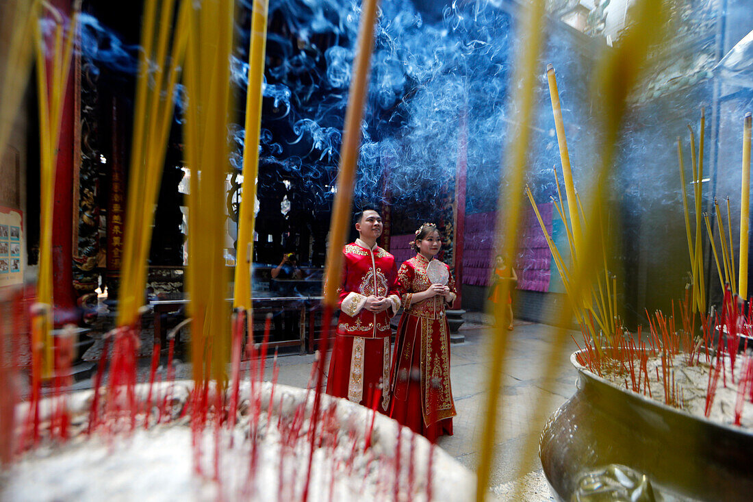 Der Thien Hau Tempel, der berühmteste taoistische Tempel in Cholon, traditionelle Hochzeit, junges Paar in roter Kleidung vor Pagode, Ho Chi Minh Stadt, Vietnam, Indochina, Südostasien, Asien