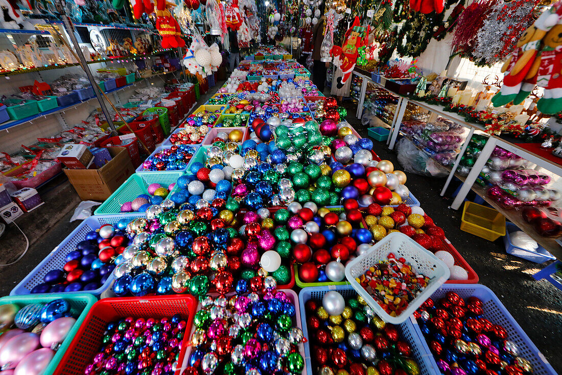 Weihnachtsmarkt, Auswahl an Weihnachtsschmuck zum Verkauf, Ho-Chi-Minh-Stadt, Vietnam, Indochina, Südostasien, Asien