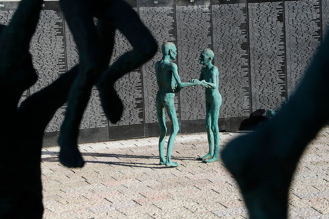 Wall of Names, The Jewish Holocaust Memorial, entworfen von Kenneth Treister zum Gedenken an alle Juden, die im Holocaust ums Leben kamen, Miami Beach, Florida, Vereinigte Staaten von Amerika, Nordamerika