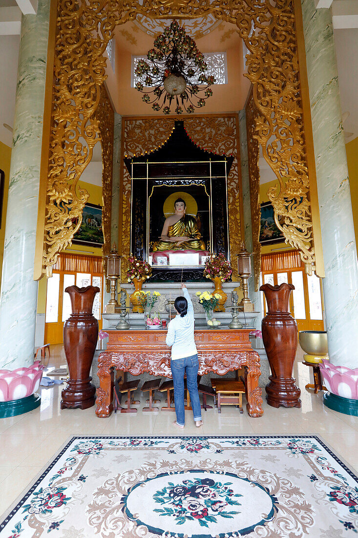 Tinh Xa Ngoc Chau Pagode, Buddhistischer Altar und Frau, die zum Buddha betet, Chau Doc, Vietnam, Indochina, Südostasien, Asien