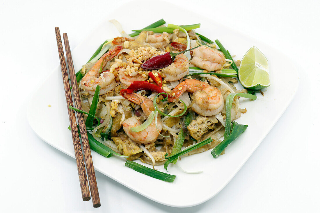 Das klassische thailändische Gericht Pad Thai, bestehend aus gebratenen Nudeln mit Shrimps, Bohnensprossen, gebratenem Tofu, zerstoßenen Erdnüssen und Frühlingszwiebeln, Frankreich, Europa