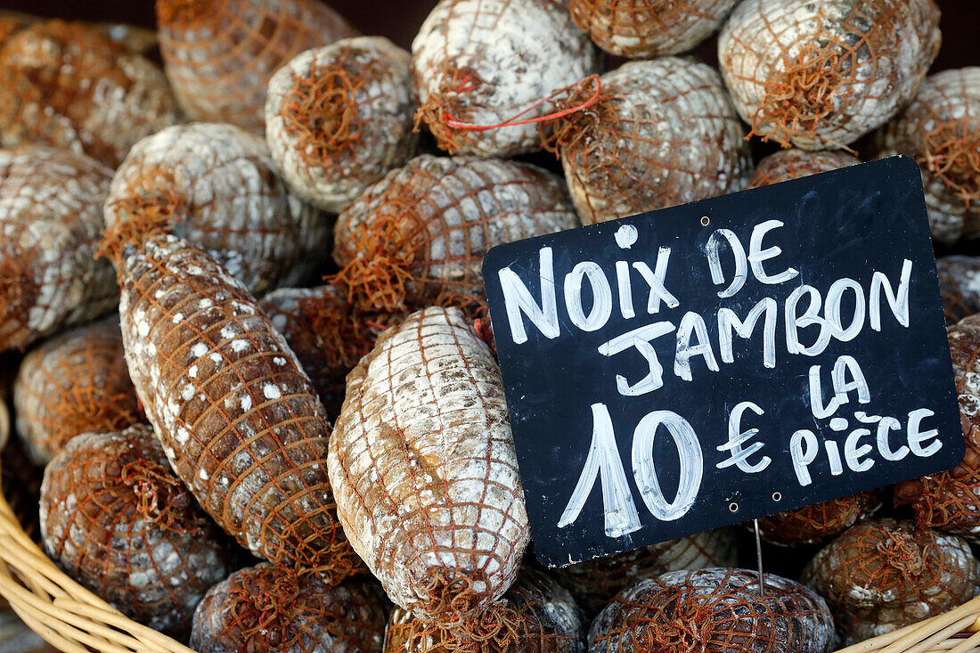 Traditionelle getrocknete Wurst zum Verkauf auf dem Markt, noix de jambon, Frankreich, Europa