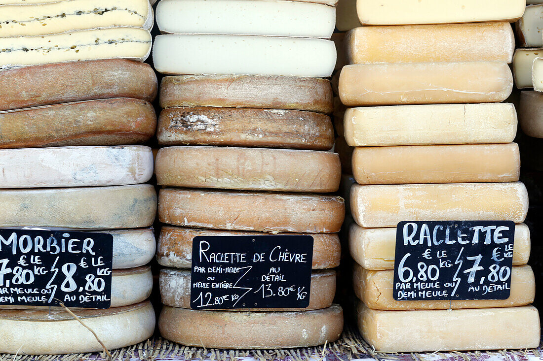 Traditioneller französischer Käse, Raclette und Morbier, Bergkäse zum Verkauf auf dem Markt, Frankreich, Europa