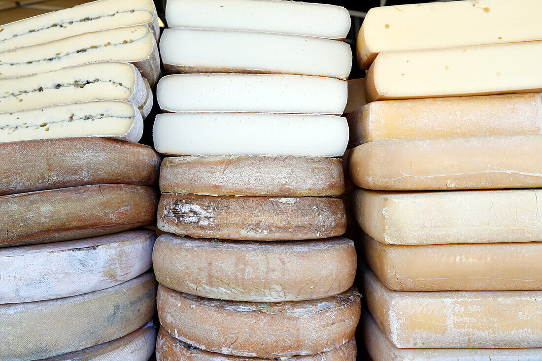 Traditioneller französischer Käse, Raclette und Morbier, Bergkäse zum Verkauf auf dem Markt, Frankreich, Europa