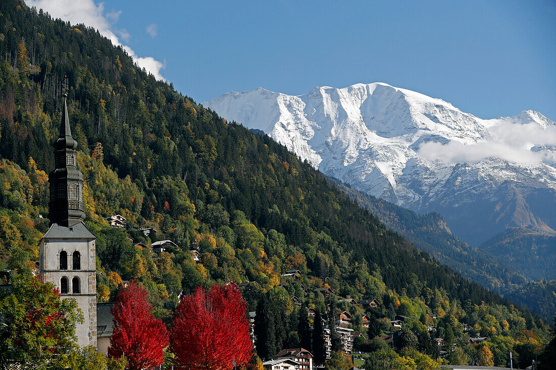Französische Alpen im Herbst, Barockkirche, Saint-Gervais, Haute Savoie, Auvergne-Rhone-Alpes, Frankreich, Europa