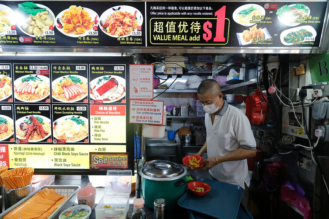 Traditioneller asiatischer Essensstand im Singapur Food Trail Hawker Center, Singapur, Südostasien, Asien