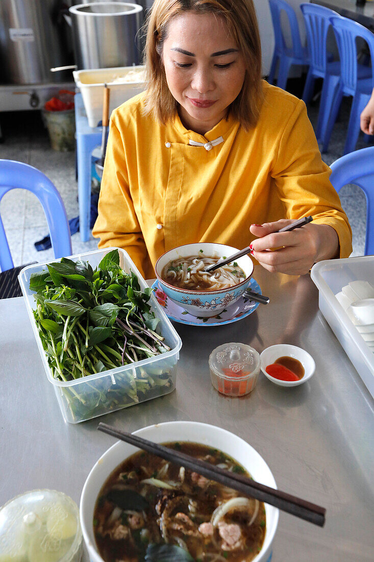 Frau isst traditionelle vietnamesische Suppe Pho, Tan Chau, Vietnam, Indochina, Südostasien, Asien