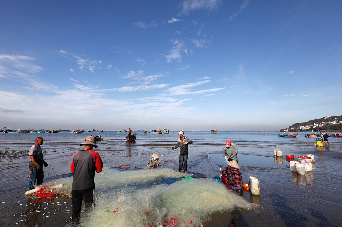 Fischer bei der Reparatur von Fischernetzen, Hang Dua Bucht, Vung Tau, Vietnam, Indochina, Südostasien, Asien