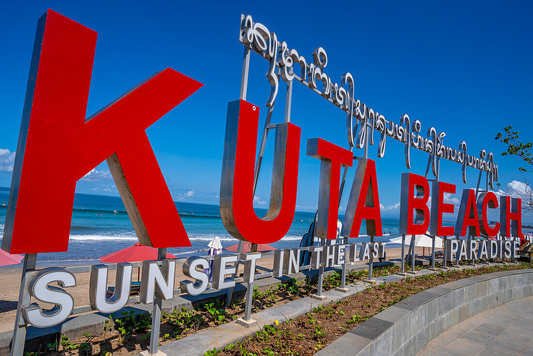 Blick auf das Ortsschild von Kuta Beach, Kuta, Bali, Indonesien, Südostasien, Asien