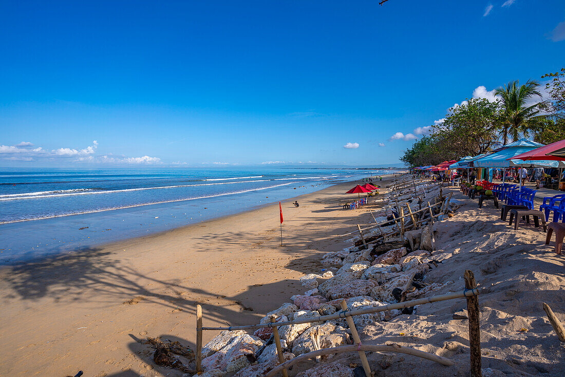 Blick auf einen sonnigen Morgen am Kuta Beach, Kuta, Bali, Indonesien, Südostasien, Asien