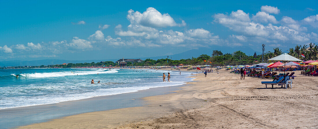 Blick auf Sonnenschirme an einem sonnigen Morgen am Kuta Beach, Kuta, Bali, Indonesien, Südostasien, Asien