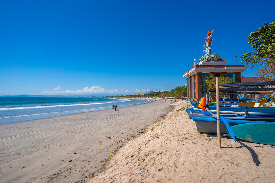 Blick auf Shelter Kebencanaan mit Blick auf Kuta Beach, Kuta, Bali, Indonesien, Südostasien, Asien