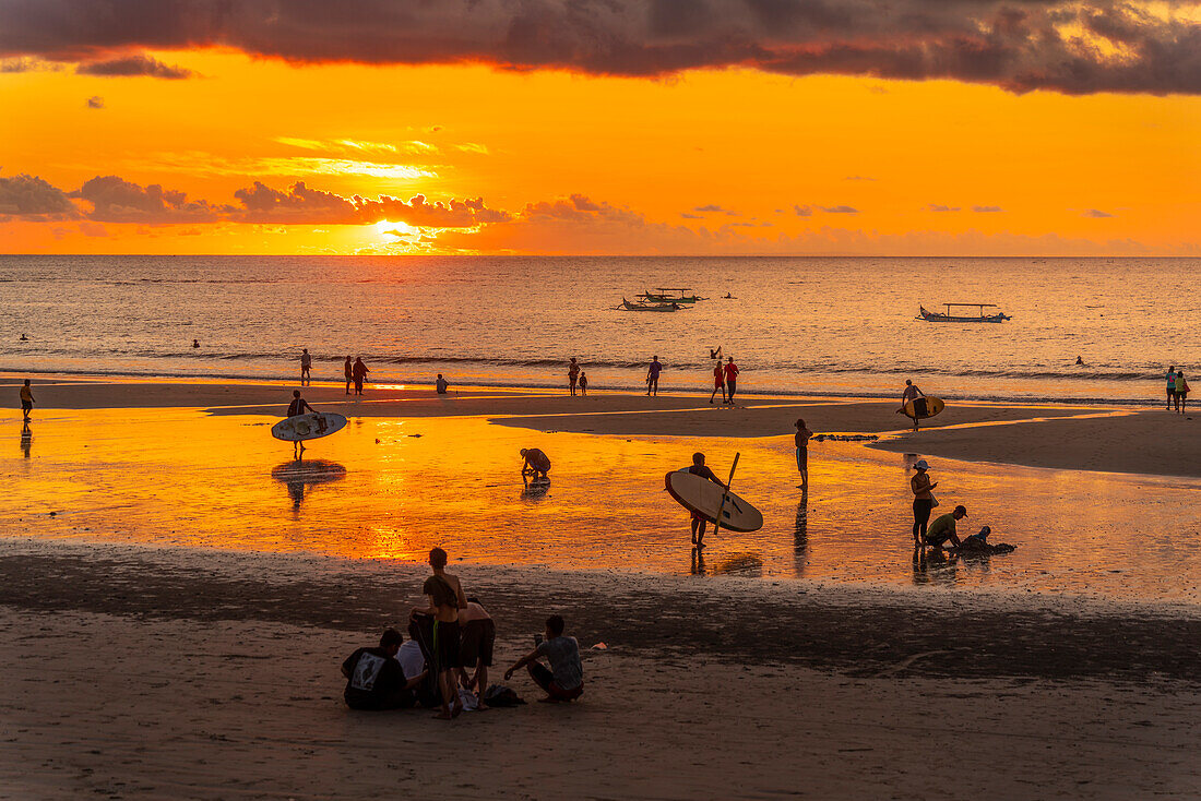 Blick auf Kuta Beach bei Sonnenuntergang, Kuta, Bali, Indonesien, Südostasien, Asien