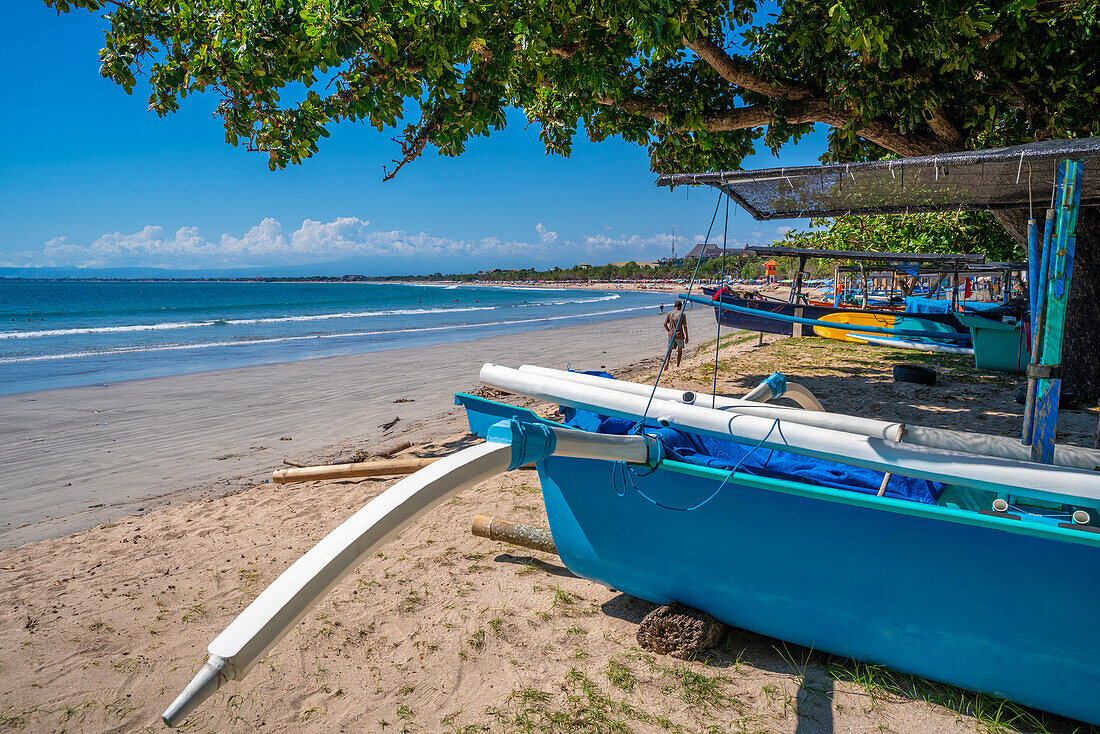 Blick auf einen Fischereiausleger am Kuta Beach, Kuta, Bali, Indonesien, Südostasien, Asien
