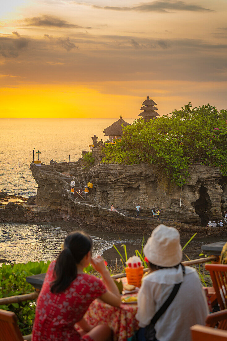 Touristen am Tanah Lot, traditioneller balinesischer Tempel bei Sonnenuntergang, Beraban, Kediri, Tabanan Regentschaft, Bali, Indonesien, Südostasien, Asien