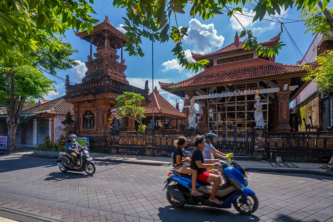 Blick auf einen Tempel auf der Straße in Kuta, Kuta, Bali, Indonesien, Südostasien, Asien