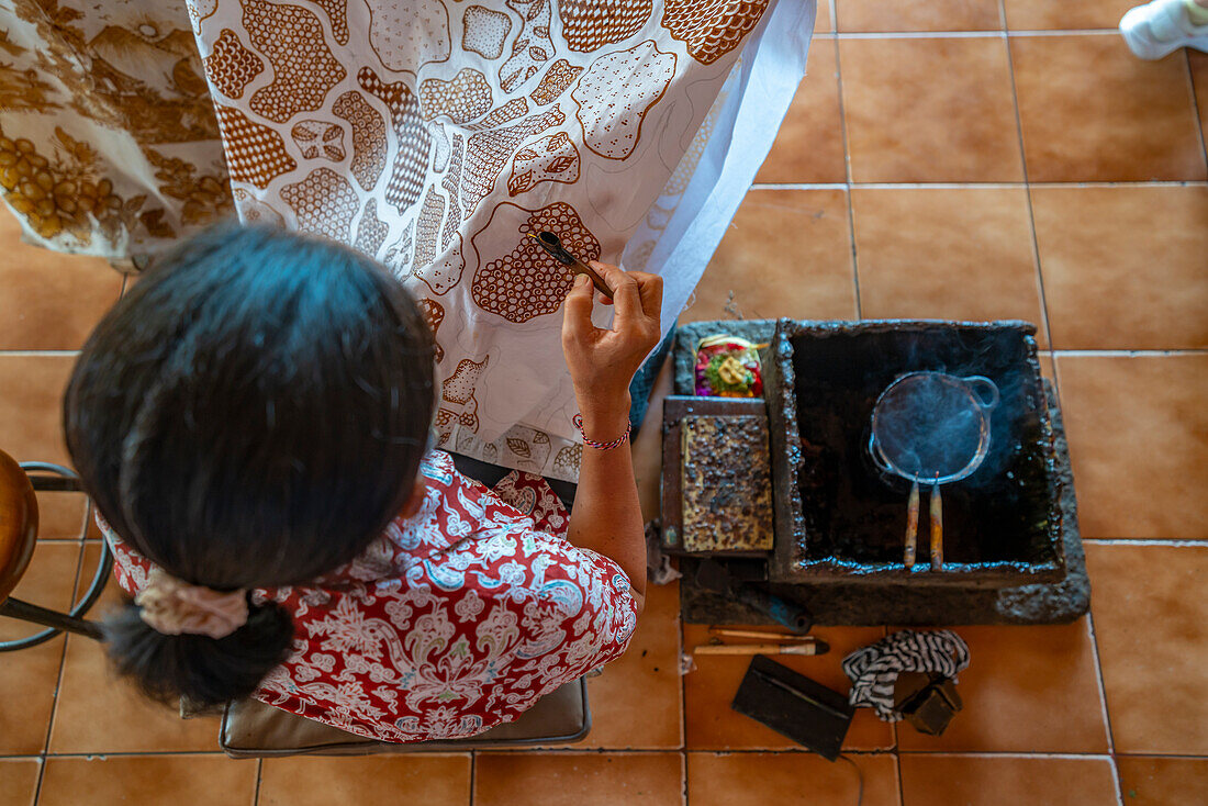 Eine Frau malt ein Batik-Kunstwerk, Kesiman Kertalangu, East Denpasar, Denpasar City, Bali, Indonesien, Südostasien, Asien