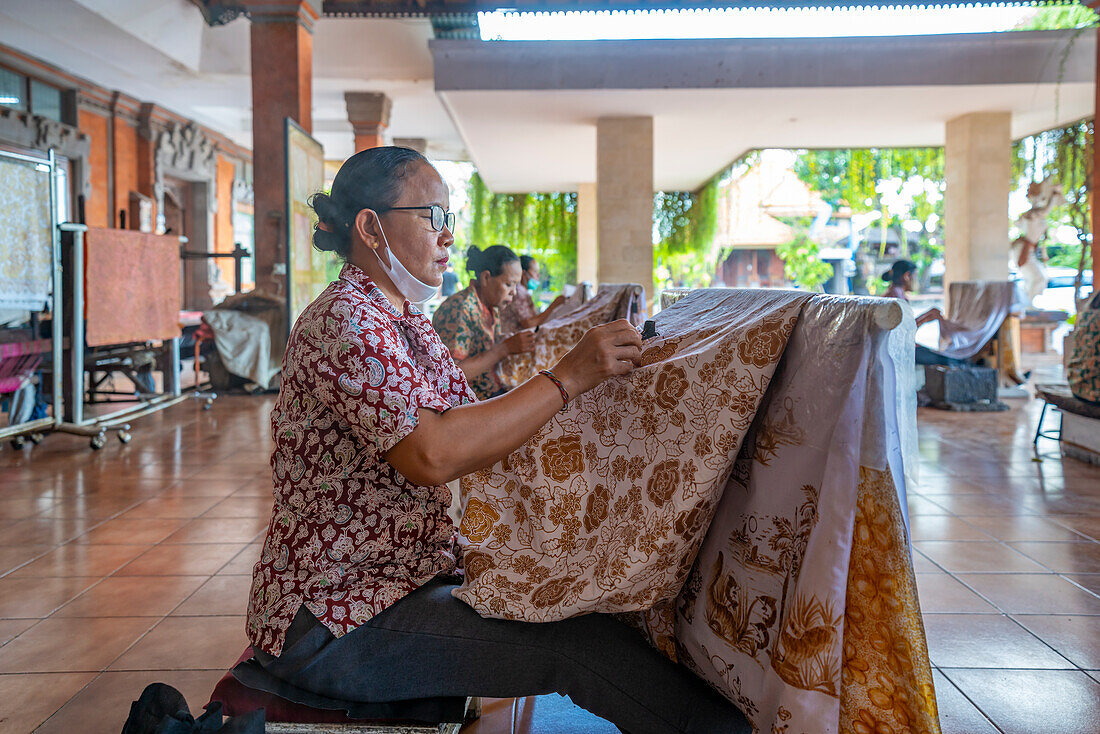 Batikmalerei auf einem Frauenkleid, Kesiman Kertalangu, East Denpasar, Denpasar City, Bali, Indonesien, Südostasien, Asien