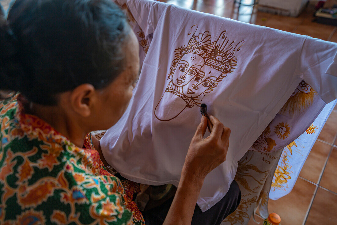 Blick auf eine Dame, die ein Batik-Kunstwerk bemalt, Kesiman Kertalangu, East Denpasar, Denpasar City, Bali, Indonesien, Südostasien, Asien