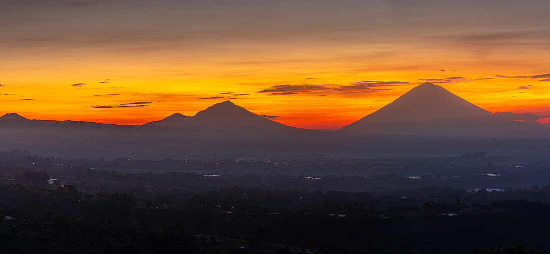 Blick auf den Mount Batur und Mount Agung bei Sonnenaufgang, Bali, Indonesien, Südostasien, Asien