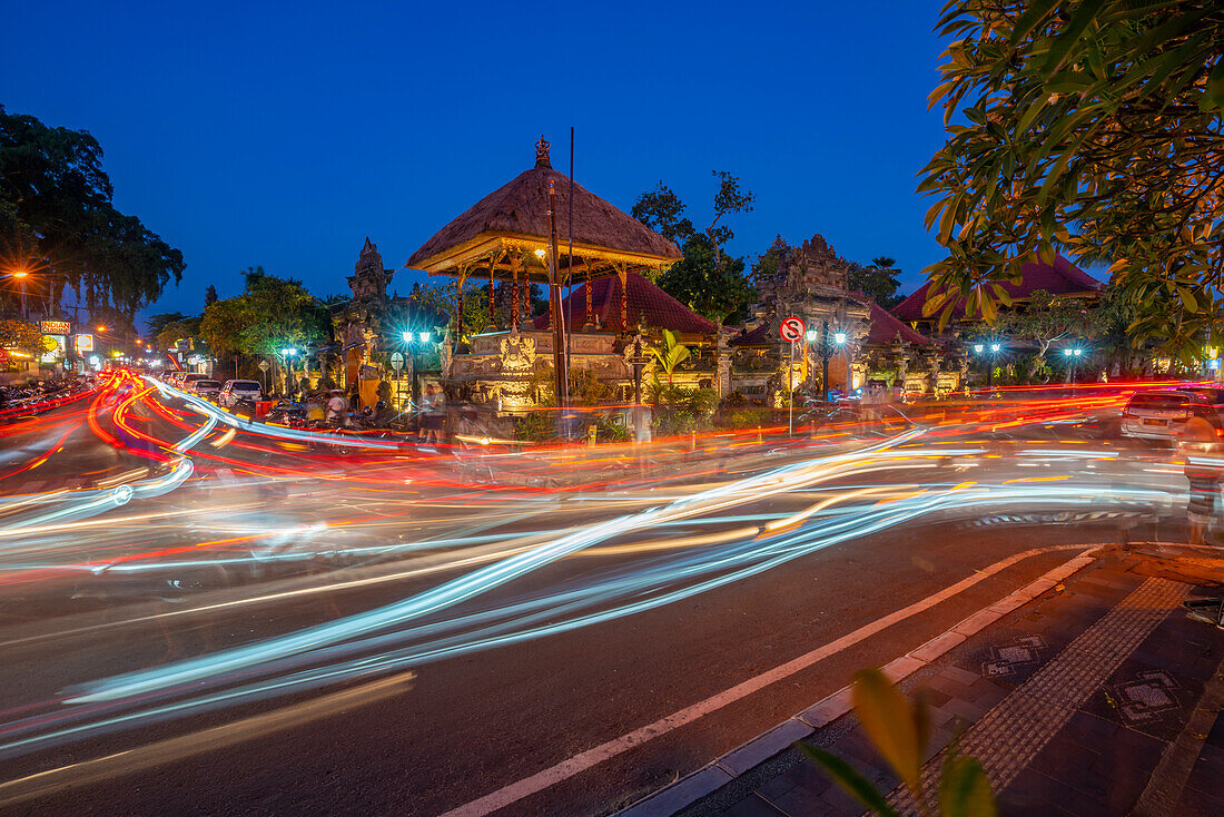 Blick auf Autoscheinwerfer und Ubud Palace in der Abenddämmerung, Ubud, Kabupaten Gianyar, Bali, Indonesien, Südostasien, Asien